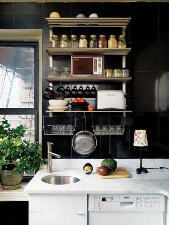 Čierny interiér kuchyne v malých bytoch