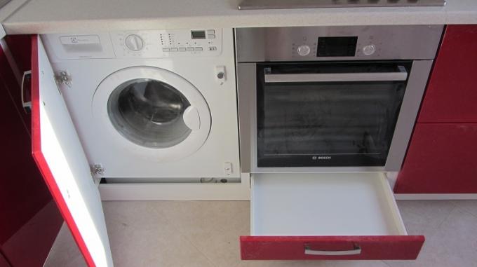 Vstavaná práčka v kuchyni, ako zabudovať práčku do kuchynskej súpravy: pokyny, foto a videonávody, cena