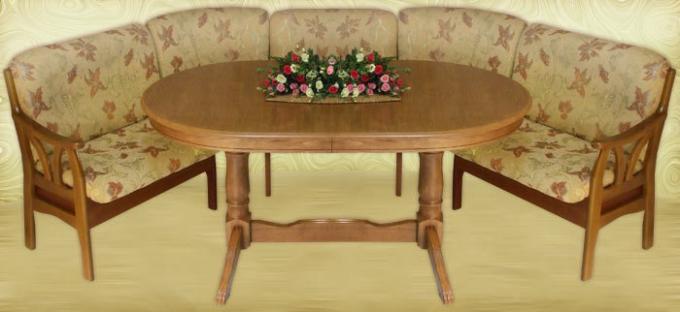 Rohové kuchynské okno a jedálenský stôl z dreva - veľmi elegantné