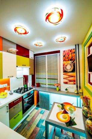 Mnoho jasných farieb v interiéri kuchyne.