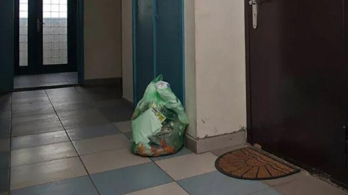 Umnichka žena, odstavené susedia stať vrece odpadkov do spoločnej chodby, teraz odpad nesmrdí!