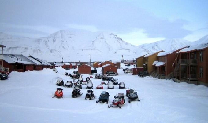 V zimnom období, všetci obyvatelia a turisti pohybovať na snežných skútroch (Longyearbyen, Nórsko).