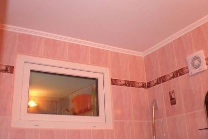 V "Chruščova" urobil okno z kuchyne do kúpeľne.
