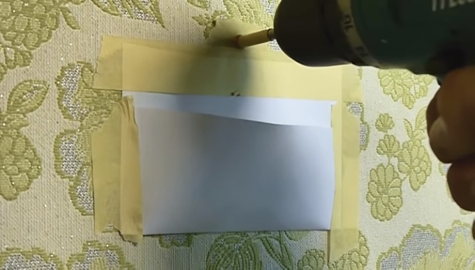 Vrecko z papiera a maskovacie pásky bude chrániť tapety od prachu, ktorý vzniká pri vŕtaní 