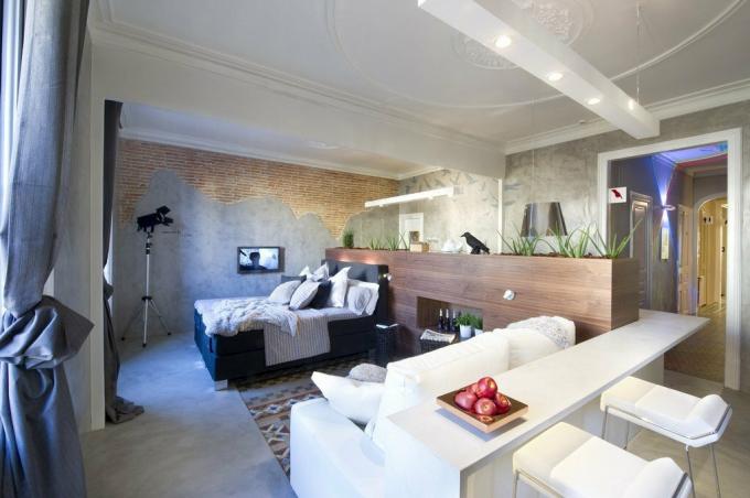 Bachelor apartmán 35 m²: nábytok v stredu a transparentné kúpeľňa