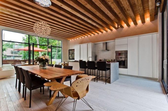 Kuchyne s drevenými stropmi: teplo a elegancia
