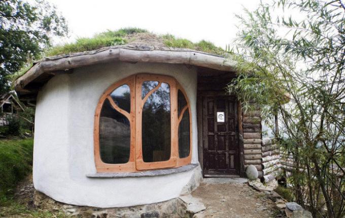 Súkromný dom, pár postavená z prírodných materiálov šrotu. | Foto: thesun.co.uk.