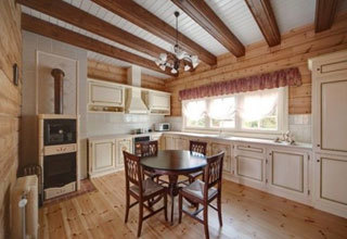 Kuchyňa v provensálskom štýle s drevenými podlahami a trámovými stropmi.