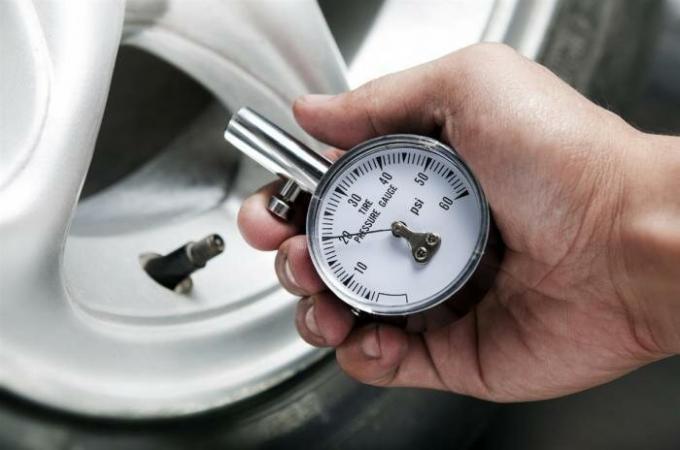 Tlak vzduchu v pneumatikách môže výrazne zvýšiť spotrebu paliva. | Foto: autoglim.ru