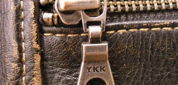 Písmená «YKK» zariadené a cenovo dostupné oblečenie a drahý značkové tašky.