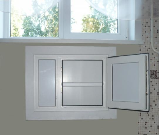 Chladnička pod oknom v kuchyni: ako ju skryť vlastnými rukami, pokyny, fotografické a videonávody