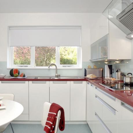Návrh bielej kuchyne (45 fotografií): videonávod na zdobenie vlastnými rukami, kombinácia s červenou farbou, cena, fotografia