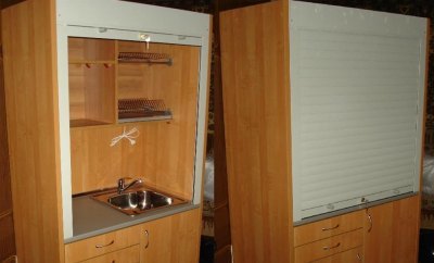 Mini kuchyňa v skrini so žalúziami namiesto dverí