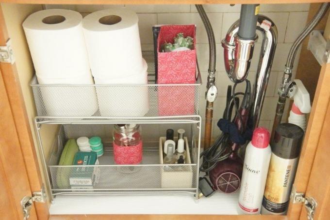 Kvalitatívne organizovať úložisko je možné aj v najmenšej kúpeľni.