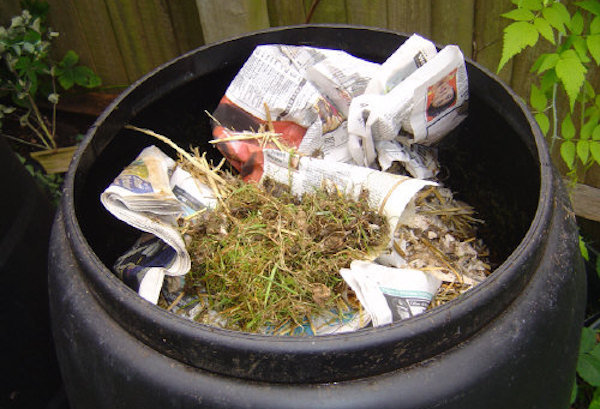 Môžem použiť staré noviny na kompost?