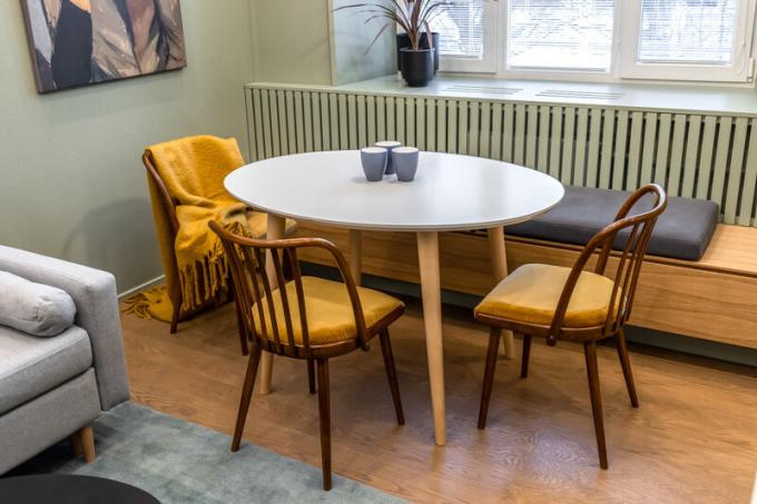 Skladané Oakland má relatívne skromný o veľkosti jedálenského stola - 120 x 90 centimetrov. Avšak, ak ste plánovaná ochutnávka domácej kuchyni vo veľkom podniku, posuvný stôl môže byť ľahko transformovaná a dosahuje dĺžku 200 cm, čo je, ako vidíte, je celkom pohostinní.