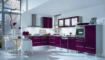 Moderná štýlová kuchyňa vo farbách fialovej a bielej