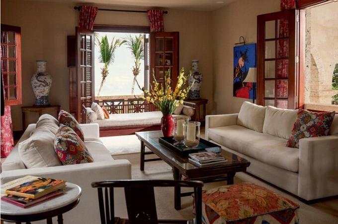 Interiér obývacej izby: starožitné vázy, dovezené z Číny, obraz Dominican umelec Herman Perez, štýlový nábytok zo Španielska. | Foto: Thiago Molinos (Tiago Molinos).