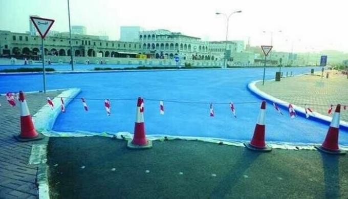 Prečo Katar orgány vyžadujú natierania asfaltu v modrej farbe