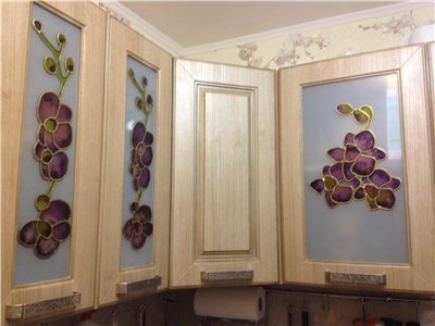Kuchynské vitráže odrážajú tapetový vzor