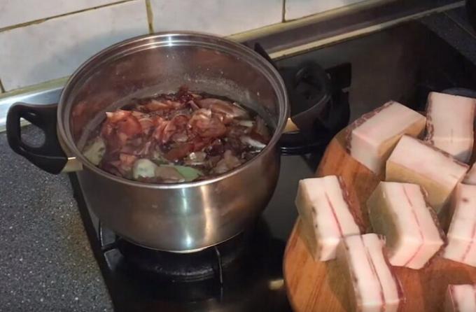 Plátky slaniny varenie v cibule kožou.