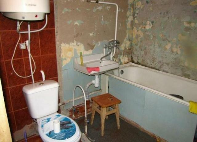 Malé kúpeľne v "Khrushchev" hralo rolu.