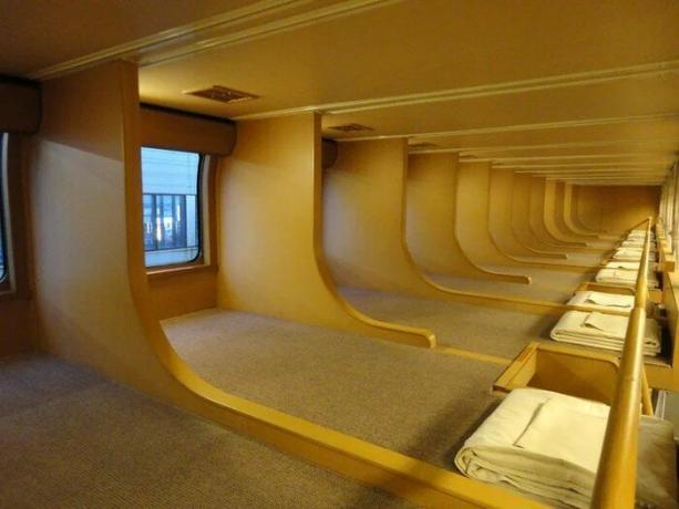 Nezvyčajné poschodovej postele v lôžkových vozňov v Japonsku. 