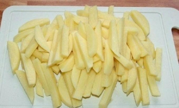 Rez olúpané zemiaky do tyčinky 1 cm hrúbky.