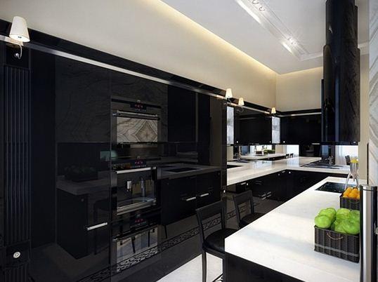 Lesklá čierna kuchyňa v klasickej kombinácii so snehovo bielou pracovnou doskou