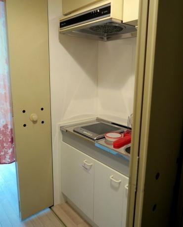 Kuchyňa, skrytý za dvierka skriniek.
